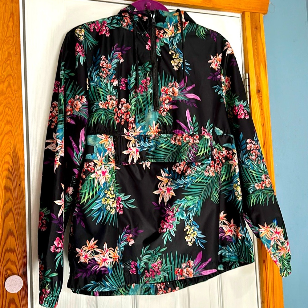 Beautiful women’s Windbreaker!